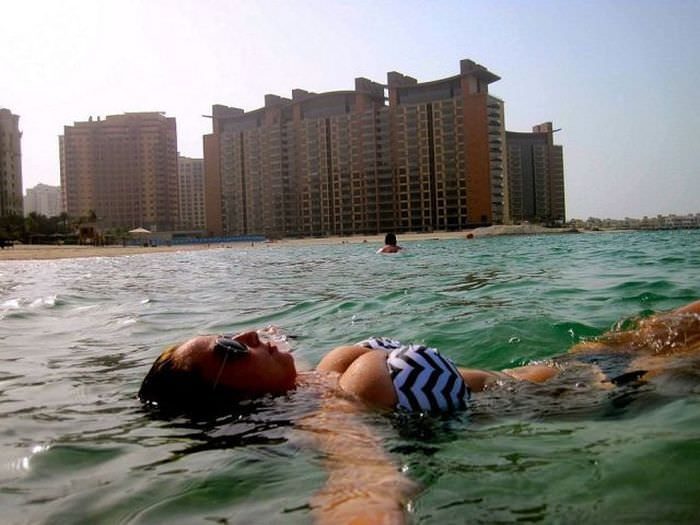 Красавицы в мини-бикини