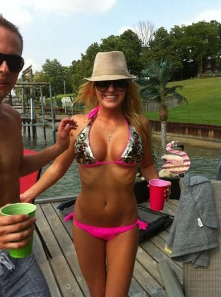 Красавицы в мини-бикини