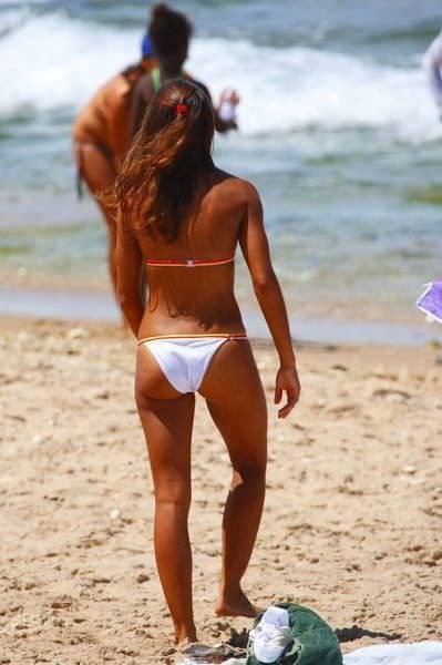 Красавицы в мини-бикини