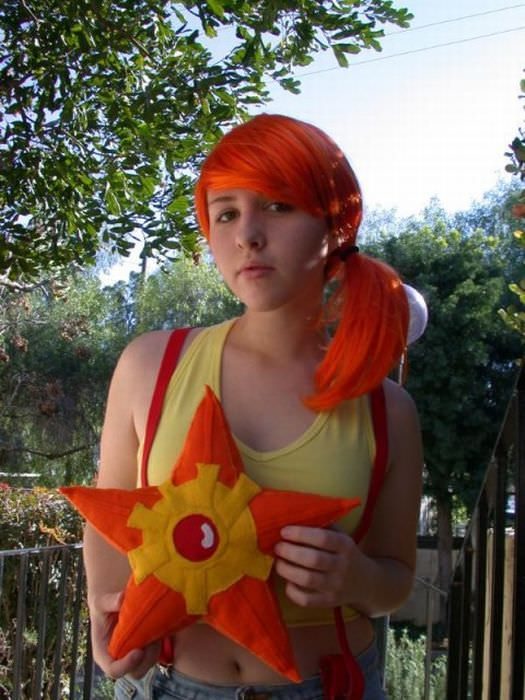 Крайне привлекательные косплейщицы в откровенных костюмах